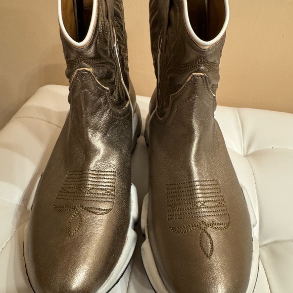 Texas Robot woman’s Metallic Brown Boots. Very narrow. True to size 5.5 - 6. - Picture 3 of 9
